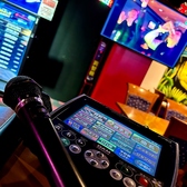 《ライブDAM》全席OK！カウンター席やテーブル席で食事をしながら、ホール全体で楽しむスタイル。音楽が流れ始めると周りの人も思わずノリノリに！