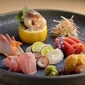 料理メニュー写真&nbsp;【毎朝仕入れる新鮮魚介のお刺身盛り合わせ(一人前1750円、二～三人前2800円、四～五人前4500円)】