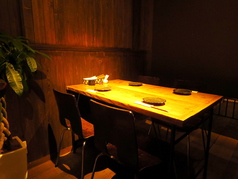 店内奥のテーブル席。落ち着いた雰囲気でプライベートな飲み会におすすめです。