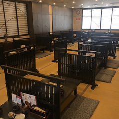 【座敷：５名様×７卓】全席座敷で、隣の席とは仕切りがあります。※お子様ずれのネット予約の際は、“お店へのご要望”にお子様の数を入力していただけましたら幸いです。また、座椅子とお子さまチェアーもご用意できますのでお気軽にお声掛けください。