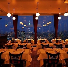 50名様以上の大人数での貸切パーティーも承っております。地上30階の絶景を独占しながら、本格的なビストロ料理を囲む賑やかな時間は格別です。会社単位の宴会や大規模な結婚式二次会、歓送迎会など、開放的な空間で一体感のあるイベントを実現。変わりゆく景色とともに、思い出に残るひとときを。