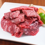 仙台牛を一頭買いしてるからこそできる豪快な赤身肉の盛り。