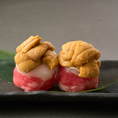 生ウニの馬肉巻き　2貫