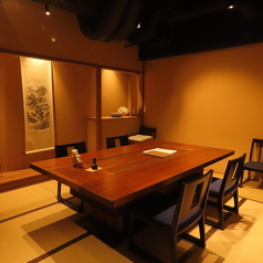 ふすまに囲まれた10名様用の個室は、落ち着きと特別感のある空間。会社の会食や、両家でのお食事など、かしこまった場にもふさわしい風格があります。和の設えがもたらす静謐な雰囲気の中で、心ゆくまでおくつろぎいただけます。