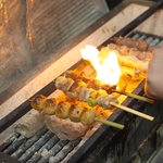 職人が一本ずつ丁寧に焼き上げる炭火焼鳥◎炭火の香ばしい香りが食欲をそそる自慢の逸品です♪