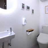 お料理やお席だけでなく、トイレの清潔感にもこだわっています。店内のトイレは白を基調とした明るく清潔な空間で、毎日の丁寧な清掃を徹底。女性のお客様にも安心してご利用いただけるよう、細かな部分まで気を配っています。居心地の良い空間づくりを大切にし、お食事から店内設備まで快適にお過ごしいただけます。
