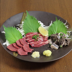牛刺し三種盛り(牛ハツ、ツラミ、センマイ)