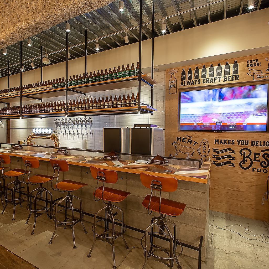 デートにもオススメなカウンター席♪大型TVもございます！