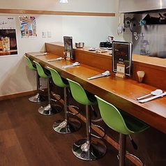 お一人様や友人と2人でのご利用にも便利なカウンター席をご用意。仕事帰りのサク飲みや気軽な飲みなど、普段使いにもピッタリです。