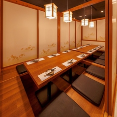 広々としたお席はゆったりとくつろげることが可能です。全席が完全個室でございますので、お客様だけのプライベートなお時間をお過ごしいただけます。