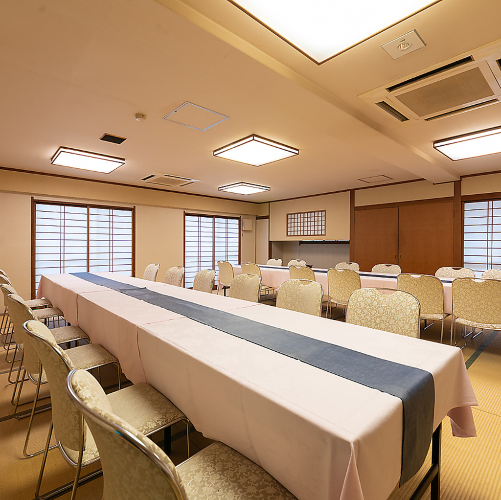 最大60名迄OKの広々宴会場♪どんな宴会にも対応でき、会社宴会、同窓会、学校関連など何に使ってもOK