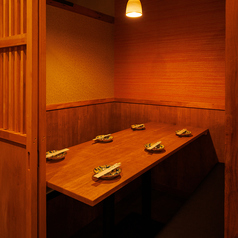 【全席完全個室居酒屋】広々とした個室多数♪周りを気にせずお寛ぎいただける個室空間はお勤め先でのご宴会や飲み会、女子会等様々なシーンに最適です◎落ち着きのある快適空間でごゆっくりとお過ごしください。(上野/牛タン/居酒屋/食べ放題/飲み放題/完全個室/焼き鳥/海鮮)