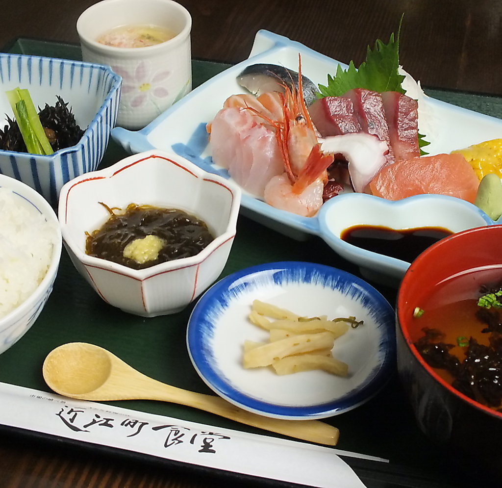 地元食材を使用した料理や自慢の鮮魚を使用した刺身や焼き魚、煮魚など豊富にご用意。定食セットも◎