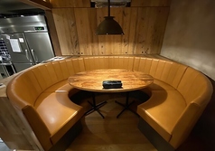 最大5名様までお座りいただける円卓のお席がございます！人気のあるお席の為ご希望の際はお早めにご予約ください。