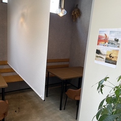 【心和む居心地の良いテーブル席】当店のテーブル席は、木の温もりが感じられる落ち着いた雰囲気で、心地よい時間を過ごせます。グループでお座りいただけますので、友人とのおしゃべりはもちろん、お一人様でのリラックスタイムにもぴったりです！ランチやカフェタイムを楽しみながら、特別なひとときをお楽しみください★