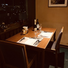 夜景が見える窓側のテーブル席です。デートや記念日に♪