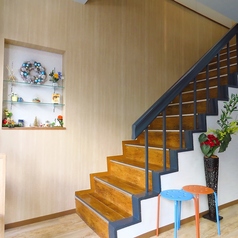 2階へ続くかわいい階段を上がった先には、落ち着いた雰囲気の2人掛けテーブル席をご用意。暖かい色のライトが灯るおしゃれな空間は、デートや記念日、ゆったりとした友人とのおしゃべりにぴったりです。周りの目を気にせず、こだわりの料理とともに特別なひとときをお楽しみ頂けます。