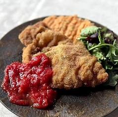 【ポークシュニッツェル】 衣をつけて揚げ焼きにしたヨーロッパの定番料理です。