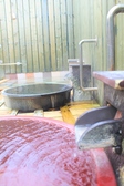 いわく湯本温泉でも珍しい「壺湯」。お一人で回りを気にせず源泉かけ流しの湯をお楽しみ頂けます。