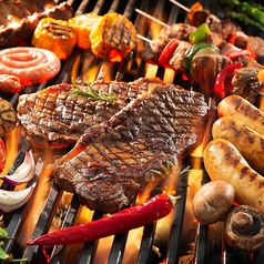 豪快に味わう牛スペアリブのBBQスタイルの写真