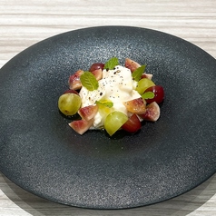 北海道モッツァレラチーズでつくった 葡萄と無花果のカプレーゼ