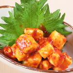 クリームチーズキムチは、濃厚チーズとピリ辛キムチの組み合わせがクセになる。おつまみとしても抜群