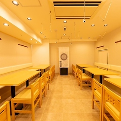 【白を基調とした明るい綺麗な店内】【仙台/居酒屋/カウンター/焼き鳥/牛たん/飲み放題/和食/日本酒/女子会/記念日/誕生日/二次会/宴会/歓迎会/】