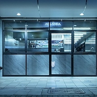 都市の静寂をデザインする、夜のファサード