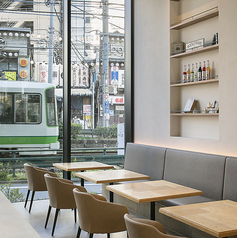 都電荒川線(東京さくらトラム)が見える席で、レトロな路面電車を眺めながらくつろげます。