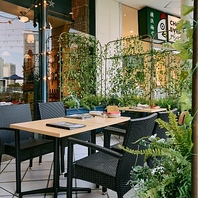 風を感じられる人気のテラス席。ワンチャンOK♪