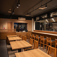 木の温もり感じる落ち着いた店内でゆったりと