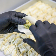 職人が包み上げる極上餃子