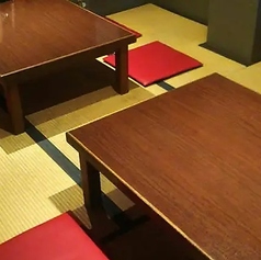 【4名掛お座敷席】こちらはお座敷席。4名様までご利用でき、隣と繋げることで8名様までのお席となります。当店は『アサヒ スーパードライ エクストラコールド』認定店です!薩摩川内市では【だん】でしか飲めません。気心知れたお仲間との宴会にピッタリです。旨い料理、旨い焼酎、旨いビールを片手にお楽しみください!