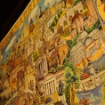 スペインの街並みが描かれた絵画。どこに飾られているか探してみて…♪