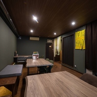 木の温もりを感じる、広々としたテーブル席