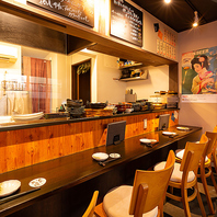 カジュアルなテーブル席とカウンター席