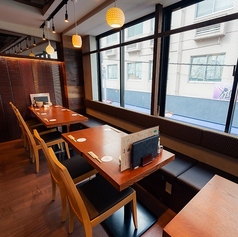 テーブル席をくっつけて宴会を行うことも可能です。少人数から、様々なシーンに対応できる柔軟なレイアウトで、友人との集まりなどに最適です。心地よい空間の中で、楽しい会話とともに美味しい料理をお楽しみいただけます。特別なひとときを過ごすために、ぜひお気軽にご利用ください。皆さまの来店をお待ちしております。