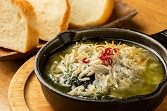 しらすのアヒージョ(自家製パン4枚付き）