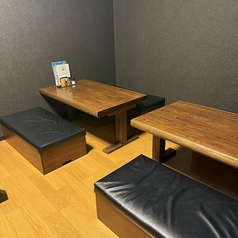 お席の連結も自由自在となっておりますので、中規模なご宴会にも対応可能です！部署の飲み会や同窓会など、皆様でワイワイと楽しい時間をお過ごしいただけます◎人数に合わせてレイアウトを変更いたしますのでご相談ください！広々としたゆったり座れるお席で、自慢の焼鳥とお酒を味わいながら素敵なひとときをご堪能あれ♪