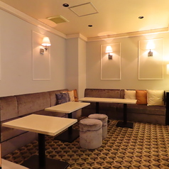 ゴルフシュミレーション以外にも完全個室のカラオケルームがございます。ゴルフに疲れたお客様はカラオケルームでゆっくりソファでくつろぎながらカラオケが可能！そのほかにもボードゲームなど準備しておりますのでお気軽にお声がけください！