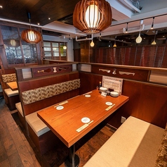 ボックス席は、プライベート感があり会話も弾むため、会社終わりの同僚の方々との飲みにも最適です。リラックスした雰囲気の中で、楽しいひとときを過ごすことができます。お食事と共に、心ゆくまでお話しを楽しんでいただける空間です。ご友人との集まりや、大切な人との特別な時間に、当店をぜひご利用ください。