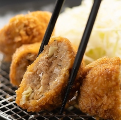 熟練の料理人が揚げる本格とんかつ
