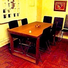 木彫のテーブル席です！