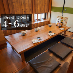 【足が楽ちんの掘り炬燵×個室】4~6名様でご利用いただける掘り炬燵の個室席をご用意。足を伸ばしてゆったり寛げるため、足腰に不安のある方やお子様連れのご家族、長時間のご利用にも最適です。周りを気にせず会話やお食事を楽しめる落ち着いた空間です。