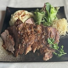 【豚肩ロースグリル】 ニンニク、スモークパプリカ、タイムなど全てルーマニア産のスパイスを使用。