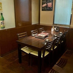 シックな落ち着いた雰囲気が漂うテーブル席をご用意しております。少人数での日常使いや気軽なお食事、親しいご友人との飲み会など様々なシーンにおすすめなお席です。周りを気にせずゆったりとしたひとときをお過ごしいただけます。自慢の韓国おつまみや多彩なお酒とともに美味しい時間をご堪能ください。