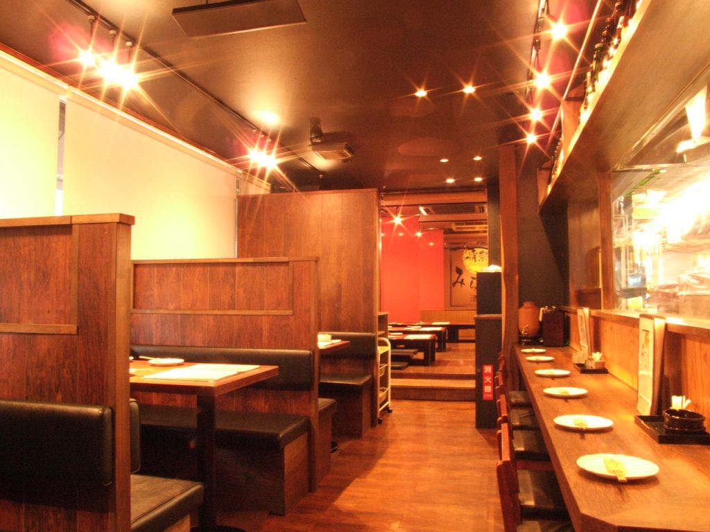 会社帰りにも気軽に立ち寄れるカウンター席や、ボックス席も有！