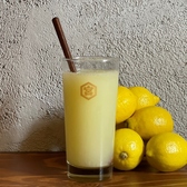 独自製法で抽出したレモン果汁をオリジナルブレンドし、酸味・苦味・甘味を最高のバランスで表現しました。