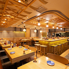 【会社帰りや学校帰りに】さんちか、味ののれん街の焼鳥のお店。電車でのお越しに便利なので、会社帰り、学校帰りなど皆様でお越しください。がっつりとした親子丼やお酒にぴったりの焼き鳥など、お食事にも飲み会にもご利用いただけます。小グループに対応可能なテーブル席が便利です。