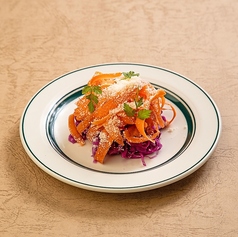 キャロットマリネと紫キャベツの色彩ラぺ　パルメザンと一緒に　